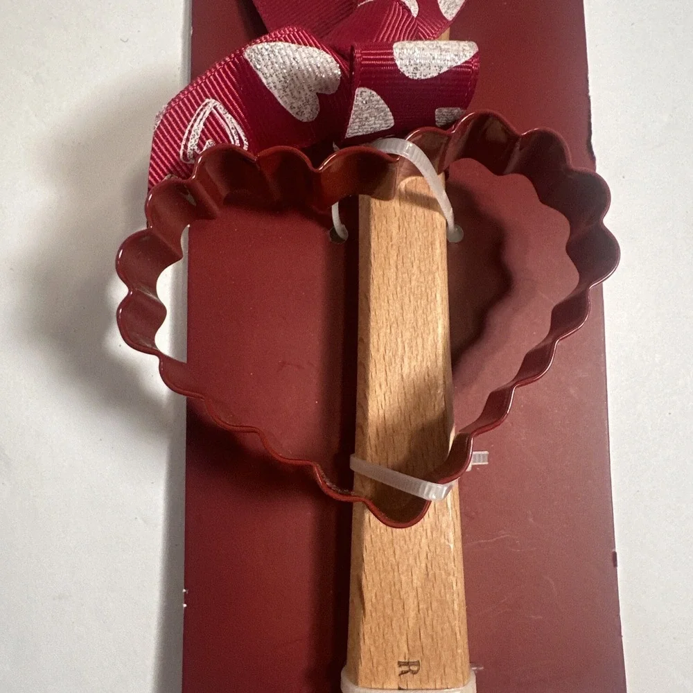 NWT  Rae Dunn Red Silicone Valentines Day Spatula Cookie Cutter Set Te Amo